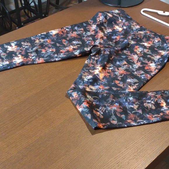 NWOT Woman Leggings size L - Picture 3 of 4